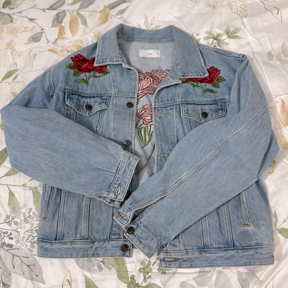 ARITZIA TNA Jean jacket with embroidered roses. Size M.